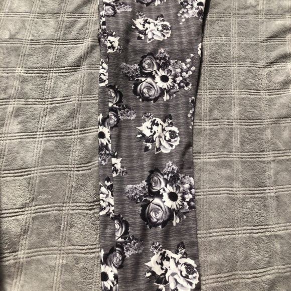 Grey rose leggings - Picture 4 of 5